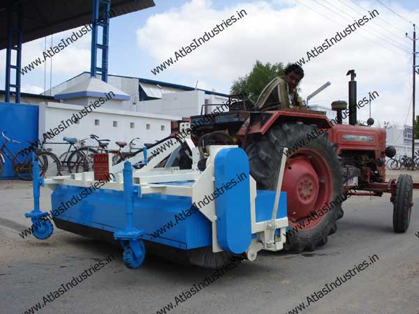 Hydraulic road sweeper